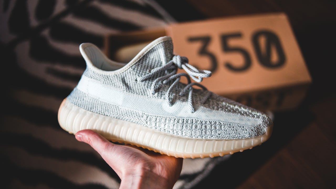 Vogue Shoes -Vogue Shoes pexels erik mclean 4211342